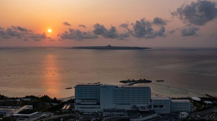 ホテル外観　夕景