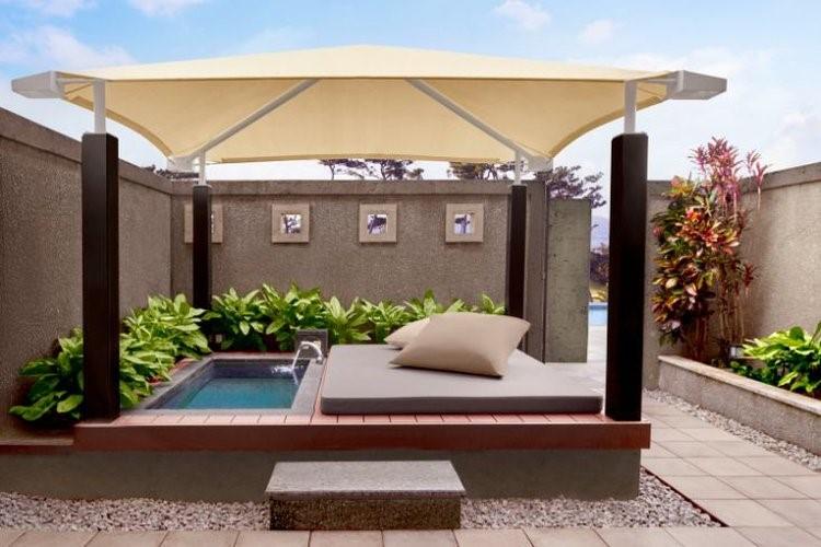  屋外プールに面したカバナルームは、客室から直接、屋外プールへのアクセスが可能で、泳ぎ疲れたらドアひとつで緑陰のプライベートジャグジーもお使いいただけます。