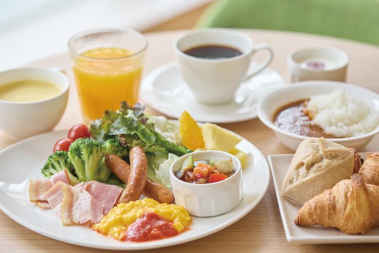 笑顔になる朝食｜フランス産AOPバターの香るクロワッサンやとろとろスクランブルエッグなどの洋食も充実