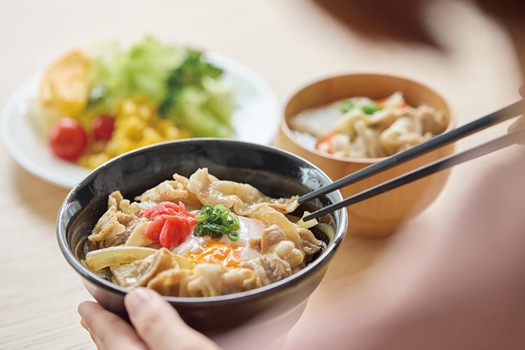 高尾牧場のオリジナルポーク「神戸ポーク」の豚丼はあっさりとした肉質と優しい味付けで朝食でもペロリとお召し上がりいただけます