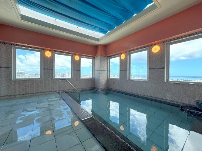 ■ラジウム人工温泉大浴場「旅人の湯」<BR>※大浴場の天井はテント式で開閉可能となっております。<BR>