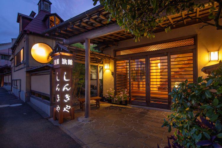 天然木で作られた玄関(夜)