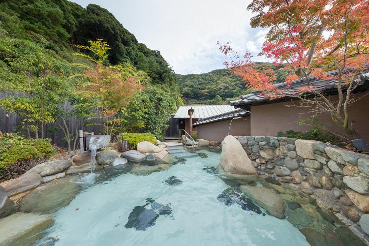 紅葉の湯-土塀露天風呂-秋昼