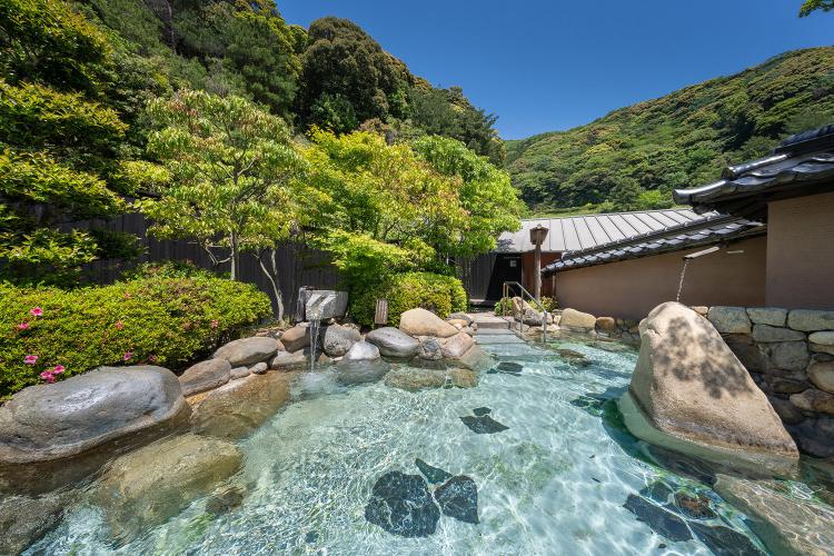 紅葉の湯-土塀露天風呂-新緑
