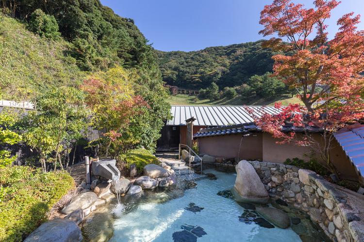 紅葉の湯-土塀露天風呂-秋昼