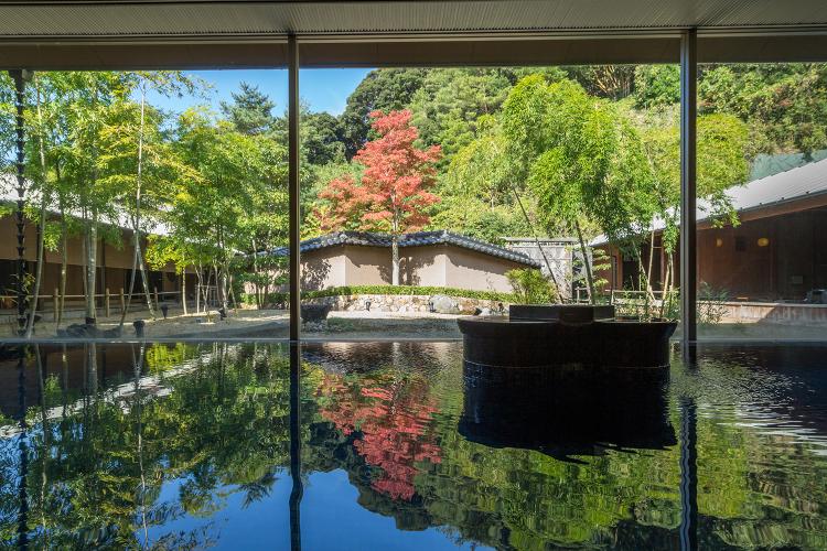 紅葉の湯-内湯-秋昼