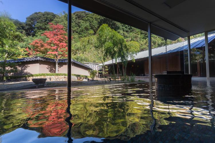 紅葉の湯-内湯-秋昼
