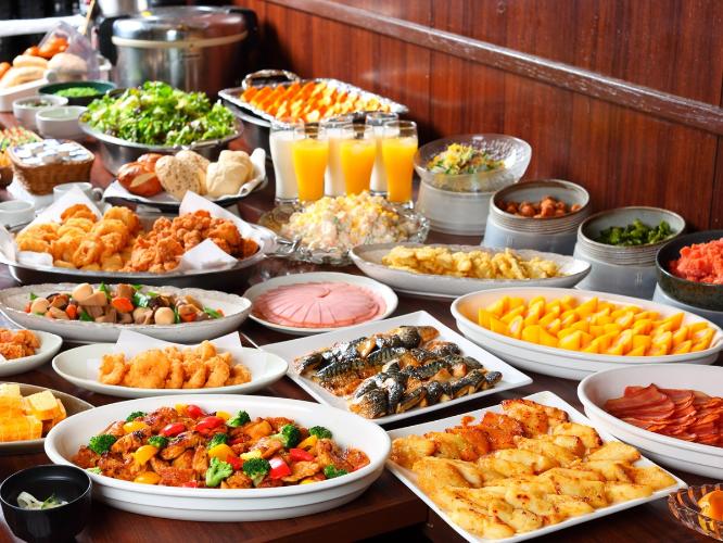 ■バイキング朝食<BR>焼き魚や卵料理、ウインナー、温野菜、サラダ、ごはん、やきたてパン、スープなど、幅広いメニューからお選びいただけます。