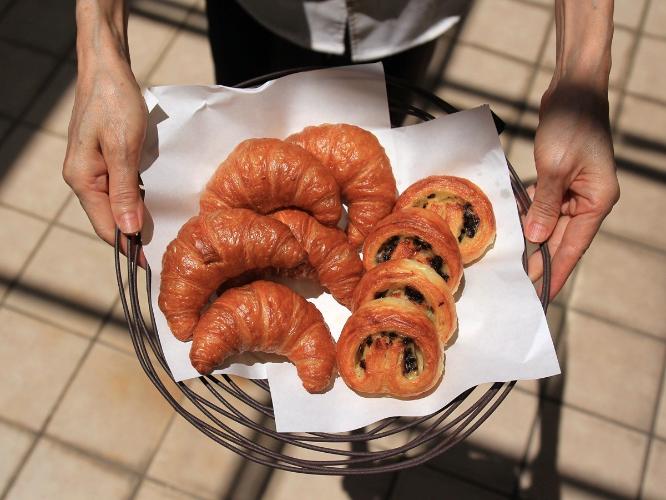 ■ご用意するパンの種類は日によって異なりますが、焼きたてのあつあつパンをどうぞお召し上がりいただけます。ぜひご賞味ください。