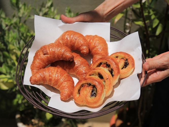 ■レストラン内に設置したパン工房にて、焼きたてのクロワッサン・ロールデニッシュをご用意しております。