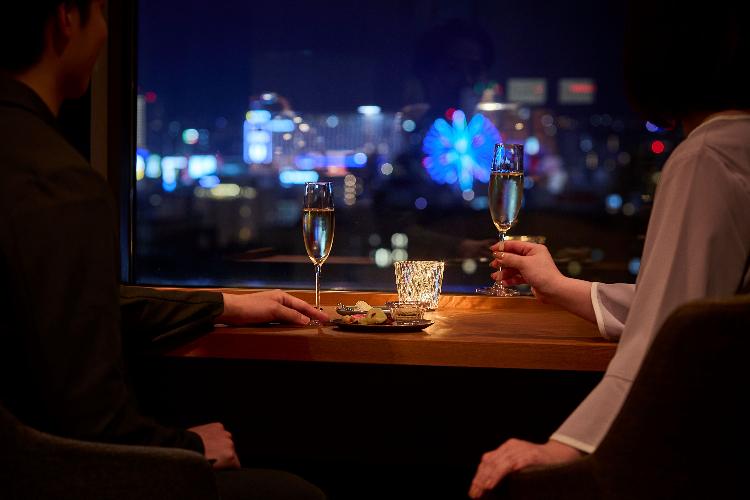 ホテル最上階、プラザフロア・プレミアフロアのお客様専用クラブラウンジは、夜景を眺めながらのバータイムにもおすすめ