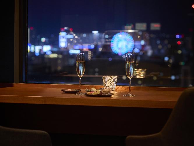 ホテル最上階クラブラウンジは、夜景を眺めながらのバータイムにもおすすめ
