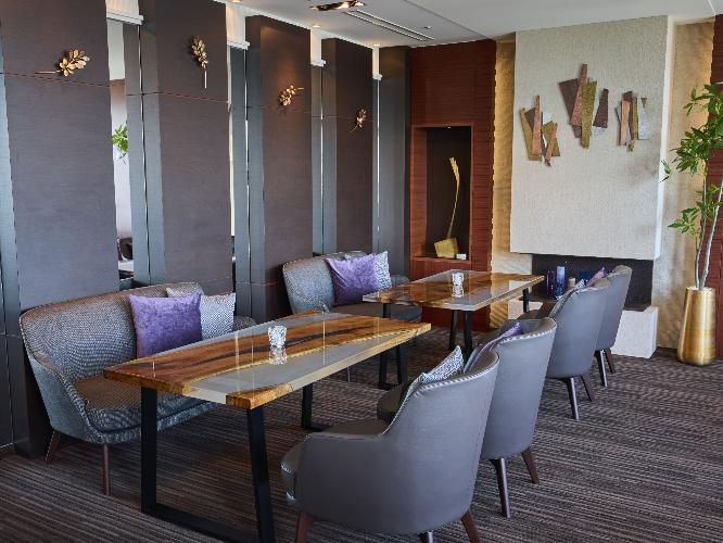 ホテル最上階クラブラウンジ。北海道のぬくもりにこだわった、温かみのある空間が魅力。