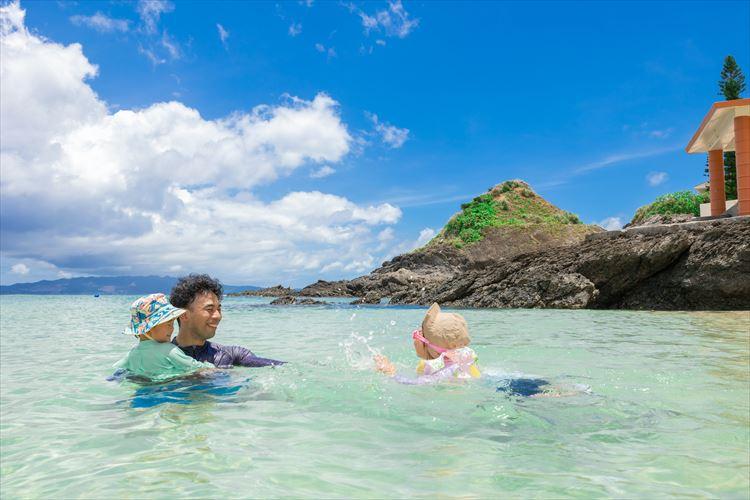海で遊ぶ家族