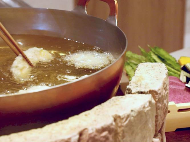 【ポルトフィーノ】季節の野菜や沖縄県産魚グルクンなどの揚げたて天ぷらを目の前で調理します！