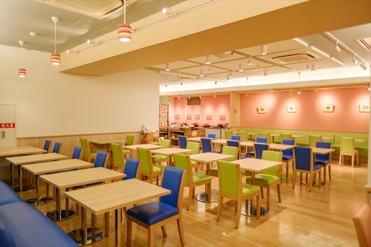 【レストラン】◆広々とした空間で、ご家族やグループでもゆったりとお食事を楽しめます。