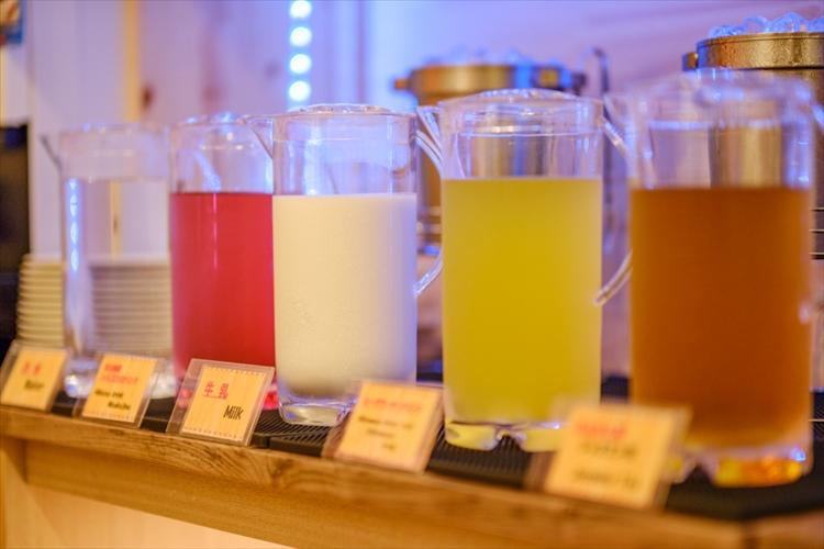 【朝食ブッフェメニュー一例】◆ジュースや牛乳など、こだわりのドリンクが勢揃い。