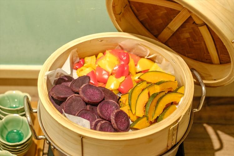 【朝食ブッフェメニュー一例】◆蒸籠で提供される温野菜は、素材本来の甘みが魅力。