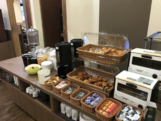 ■焼き立てパン工房も新設し、クロワッサンやデニッシュなど、店内の工房でふんわりと焼き上げたふわふわ、あつあつのパンを是非ご賞味下さいませ。