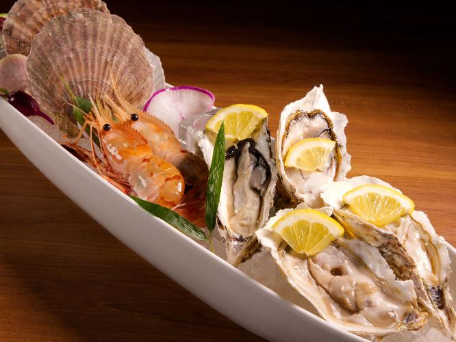 【バイキング】シェフ特製豪華メインディッシュ『季節の海鮮盛り合わせ』（2名様盛り一例）
