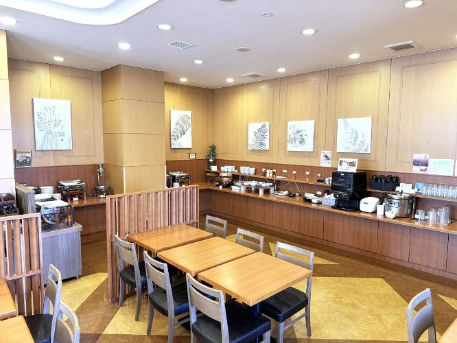 ■朝食レストラン「花茶屋」<BR>レストランの座席は50席あり、42型のテレビで朝はNHKニュースを放映しております。 ドリンクも各種ご用意しております。