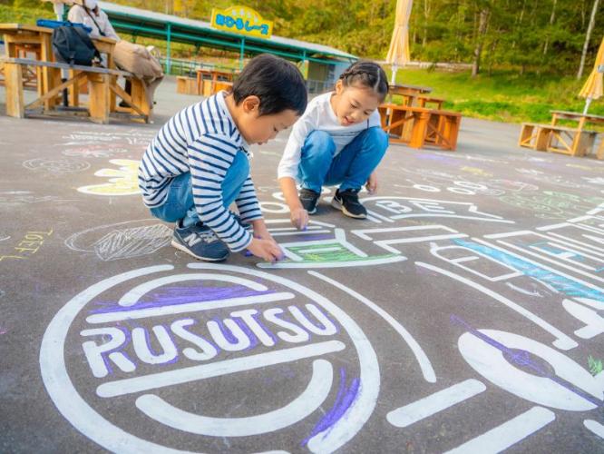 【遊園地】らくがきひろば<BR>チョークで自由に落書きを楽しめるエリア