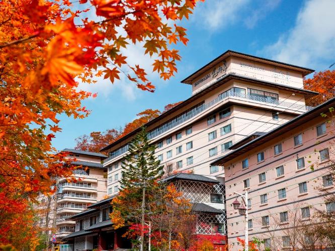 【秋】鮮やかな色に染まる紅葉。登別の紅葉の名所「新登別大橋」の見ごろは10月上旬～下旬頃
