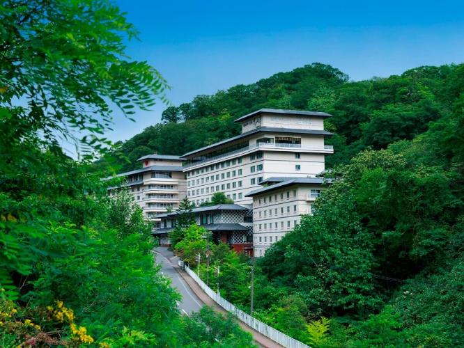 【夏】緑豊かな原始林に抱かれる石水亭