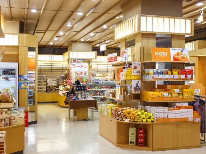 売店では石水亭オリジナル商品から北海道の銘菓まで、多数取り揃えております。