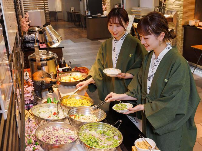 【バイキング】健康のために最初にサラダを食べましょう♪