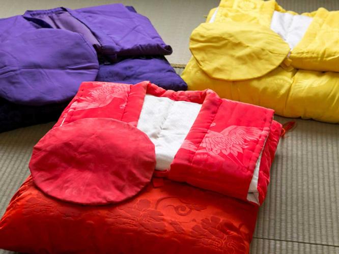 ご長寿のお祝いに、ご長寿用衣装の用意がございます（要事前予約／無料）