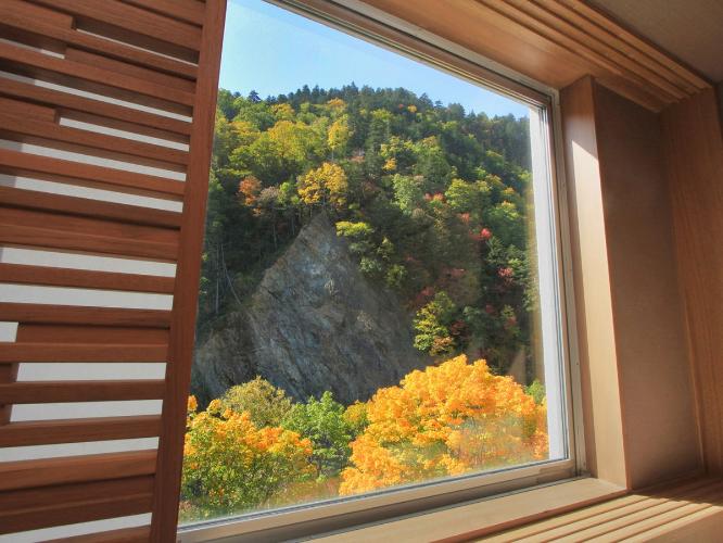 【和モダン】お部屋からは層雲峡の山々や紅葉を望めます　広さ21平米