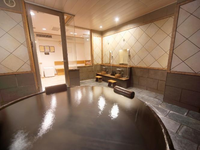【貸切風呂　ゆーから】洗い場と脱衣所もあり、気兼ねなく温泉を楽しめます