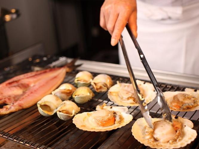 【ブッフェ会場イメージ】オクトーバーフェスト／焼きたてが食べられる、Chef’s Kitchen コーナー