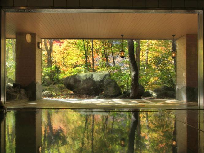 【大自然の湯「川の囁き」】紅葉シーズンのお風呂です♪キレイな風景で癒されてください