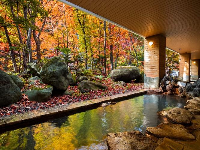 【大自然の湯「川の囁き」】目の前に広がる鮮やかな紅葉を眺めながらの湯あみをお楽しみください