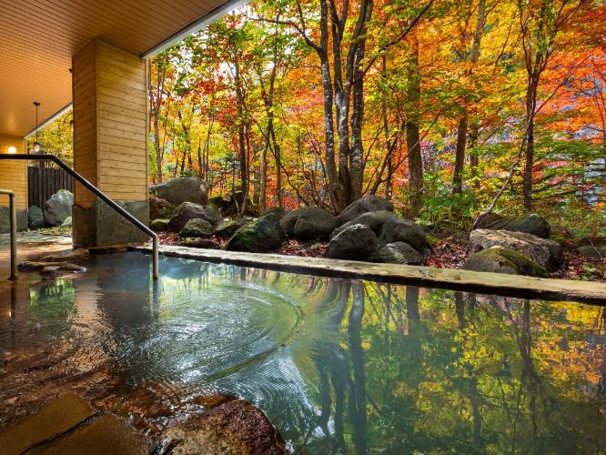 【大自然の湯「川の囁き」】ダイナミックな紅葉を愛でながら心身ともにリラックス