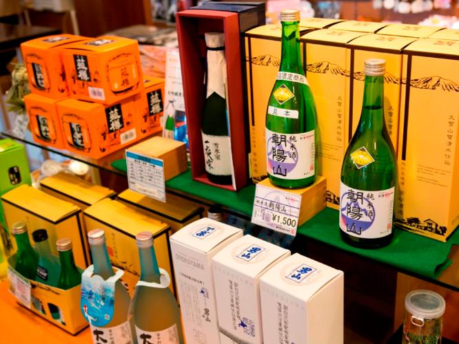 当売店でしか買えない純米酒「朝陽山」などがあります