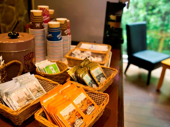 【喫茶　木もれ日】紅茶やコーヒーを無料でご用意（15:00〜21:00 / 7:30〜10:00）