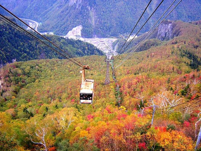 黒岳ロープウェイから日本一早い紅葉を一望！