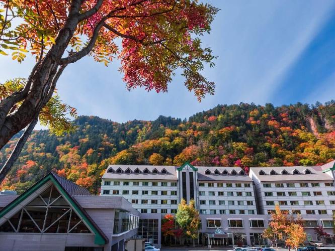 秋には鮮やかな紅葉に彩られます