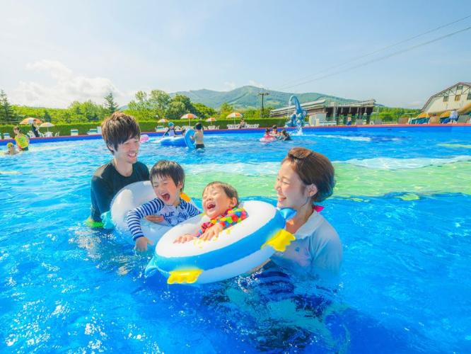 屋外スーパージャンボプール<BR>営業期間<BR>2025/7/26(土)～8/24(日)<BR>9:00 ～ 16:00<BR>※「リゾート券」または「遊園地シーズンパス」をお持ちの方は、屋外プール入口でご提示いただくとご利用いただけます