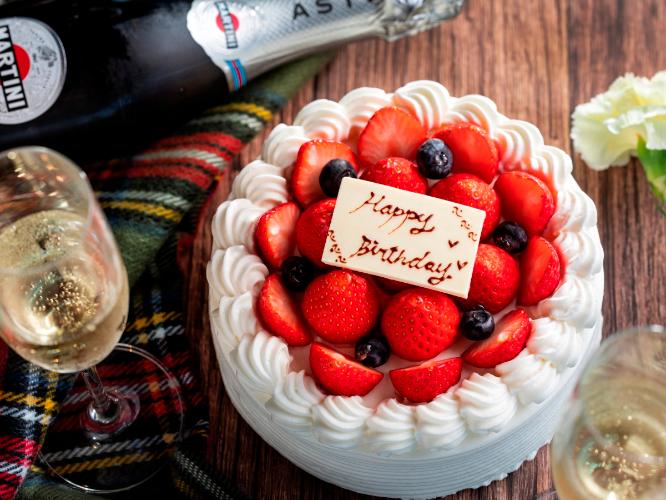記念日や特別な日はパティシエ特製のホールケーキでお祝いを。（別途料金／4日前迄に要相談）