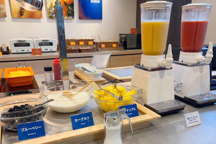 【無料朝食サービス】季節のスムージーとフルーツとヨーグルト