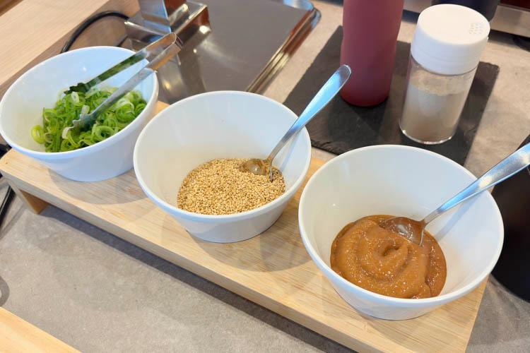 【無料朝食サービス】冷たいうどんに紀州産梅ペーストやごま、ねぎをトッピングしてお召し上がりください
