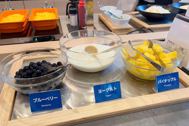 【無料朝食サービス】フルーツとヨーグルト提供イメージ