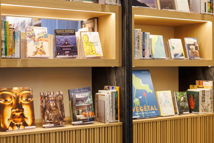 【ライブラリーカフェ】プロが選書した書籍をお楽しみいただけます