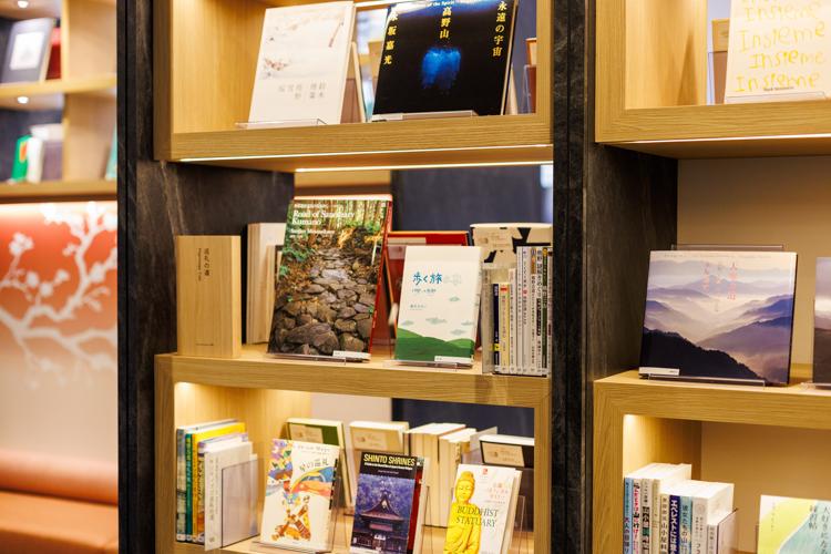 【ライブラリーカフェ】プロが選書した書籍をお楽しみいただけます