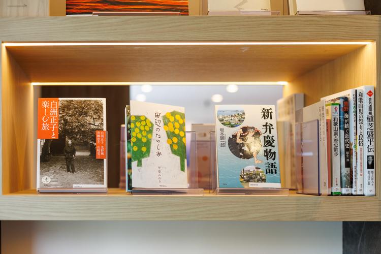 【ライブラリーカフェ】プロが選書した書籍をお楽しみいただけます