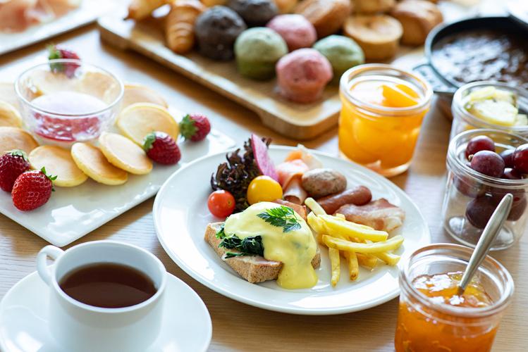 20階サザンタワーダイニングにて洋食中心の朝食ブッフェをご用意いたします